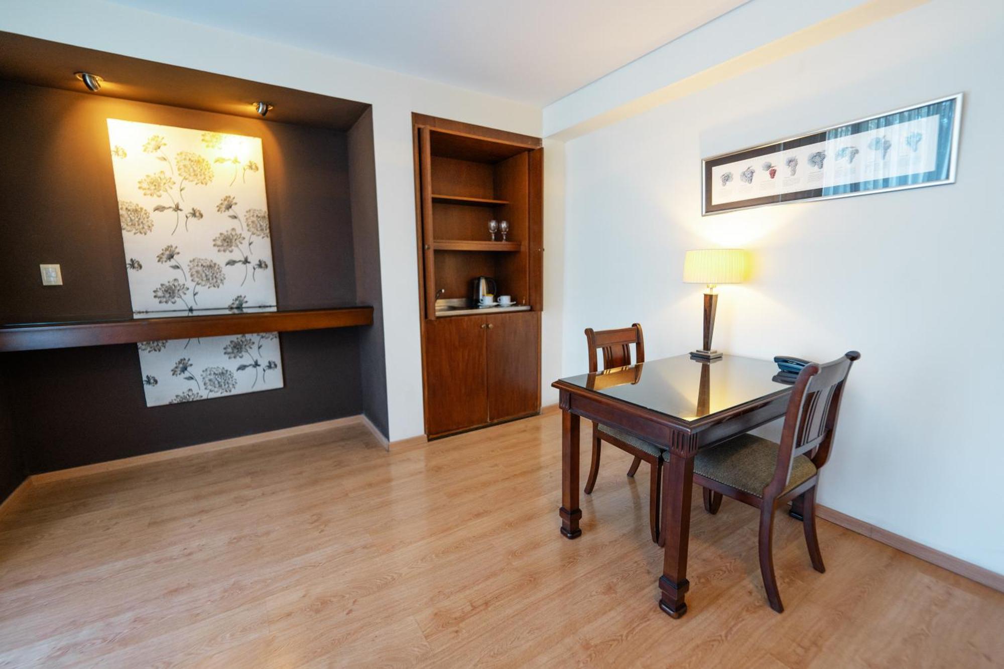 Amerian Executive Mendoza Hotel Room photo